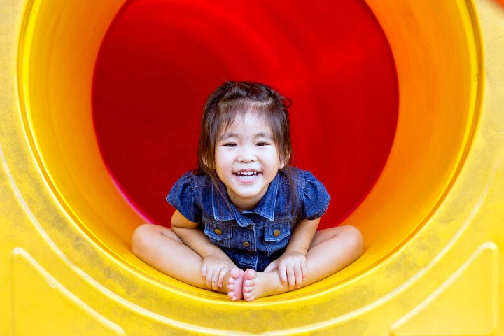 Asiatisches Kind freut sich, Däumling Kinderschuhe Corporate Website, GAXWEB GmbH Werbeagentur und Internetagentur Karlsruhe